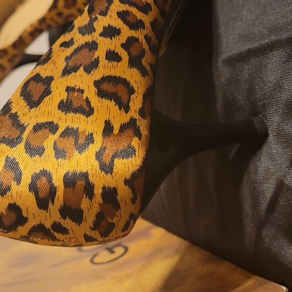 Go Max: Leopard Print Pumps - Picture 7 of 9